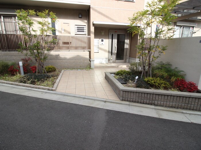 物件外観写真2　(エントランス部分)