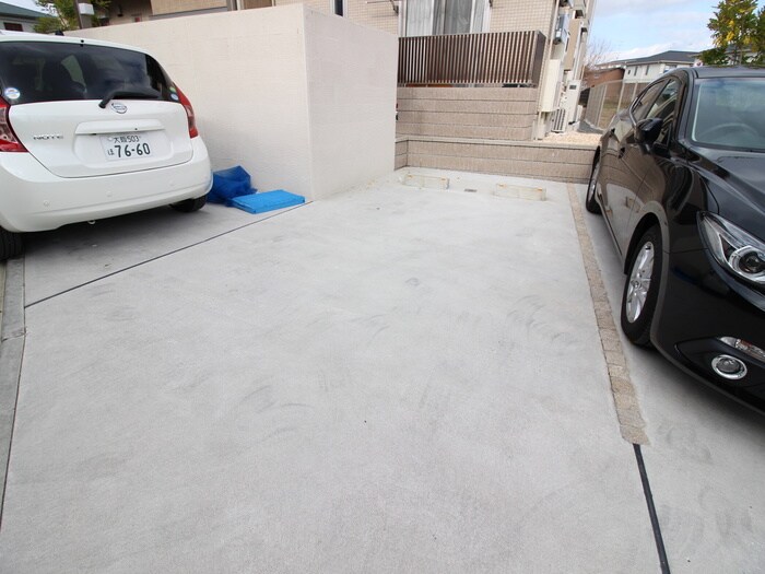 物件外観写真5　(駐車場)