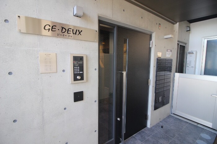 物件外観写真2　(エントランス部分)