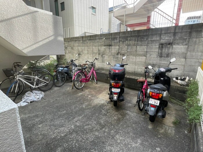 物件外観写真2　(駐輪場)
