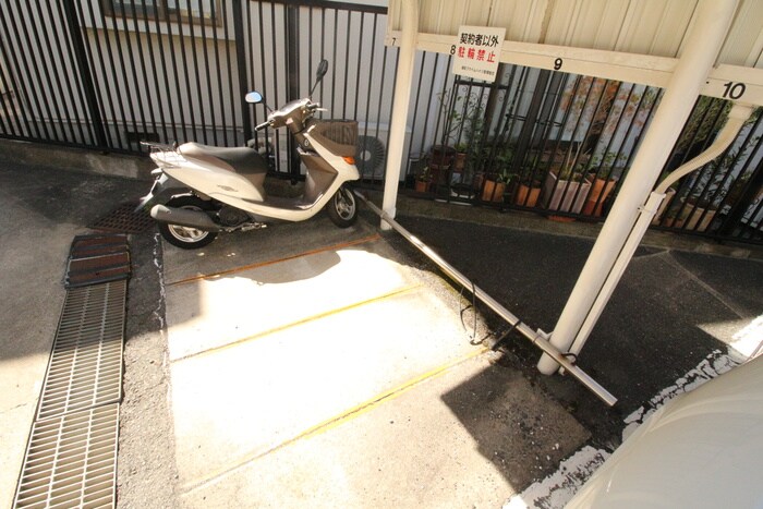 物件外観写真3　(バイク置き場)