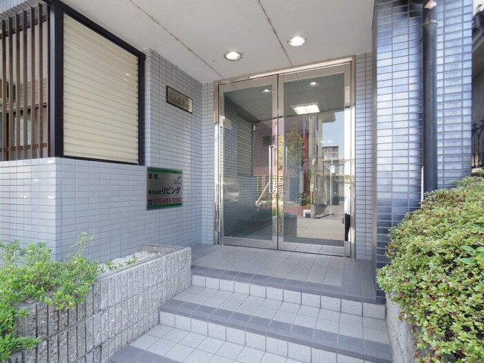 物件外観写真3　(エントランス部分)