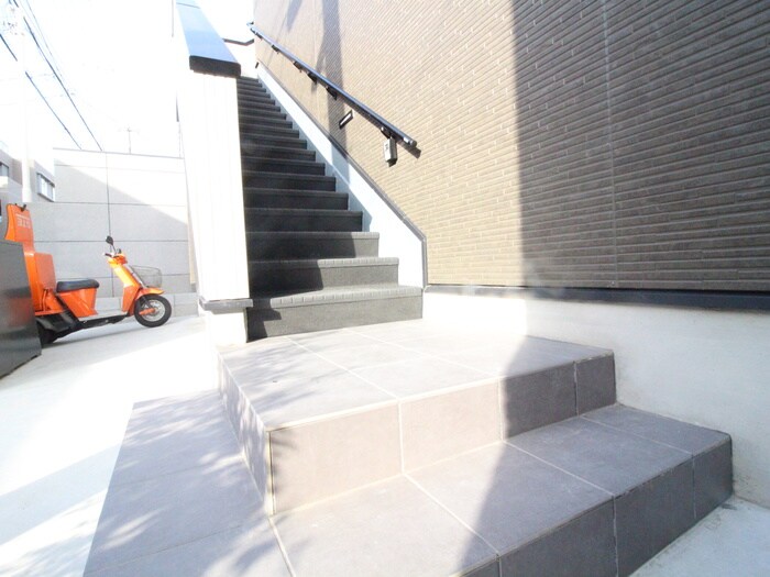 物件外観写真4　(エントランス部分)