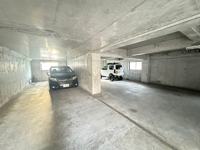 物件外観写真2　(駐車場)