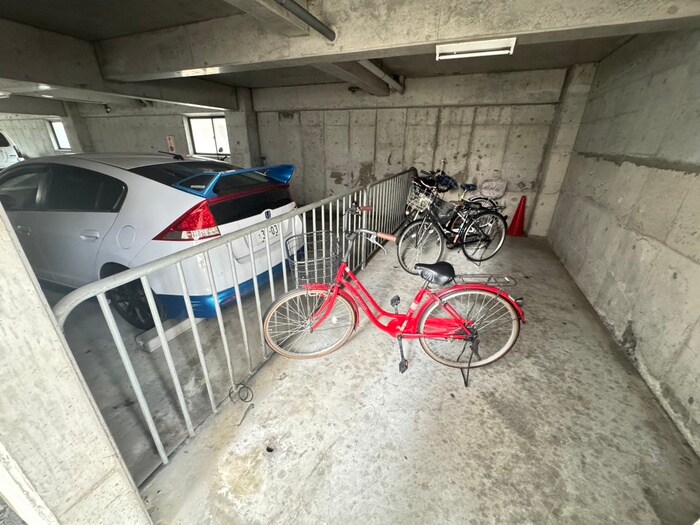 物件外観写真3　(駐輪場)