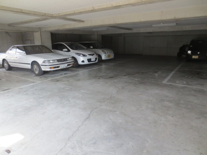 物件外観写真3　(駐車場)