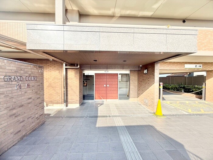 物件外観写真4　(エントランス部分)