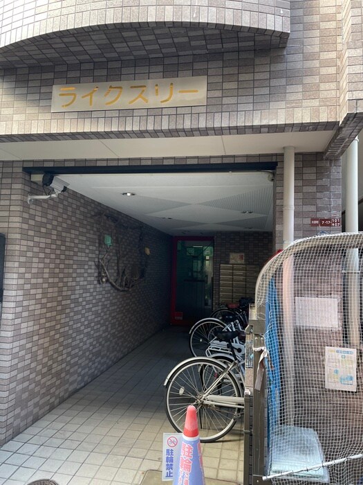 物件外観写真4　(エントランス部分)