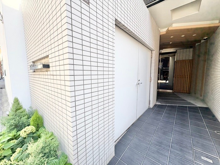 物件外観写真3　(エントランス部分)