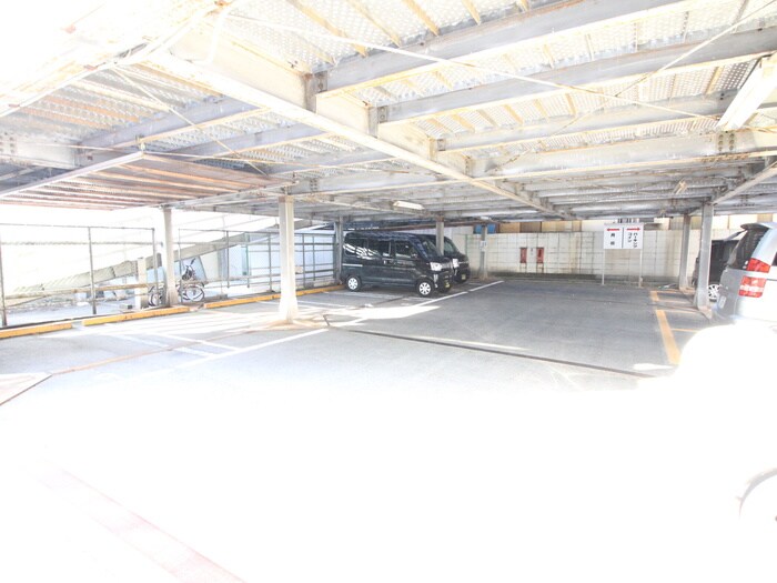 物件外観写真2　(駐車場)