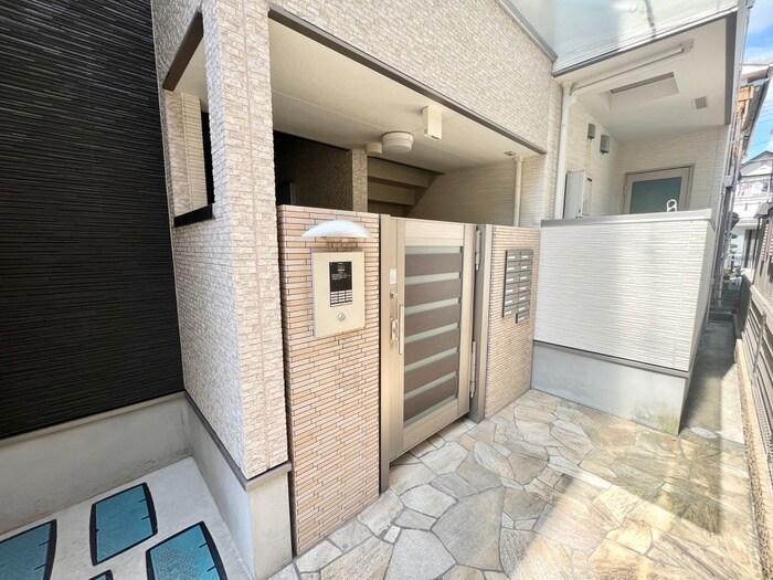 物件外観写真2　(エントランス部分)