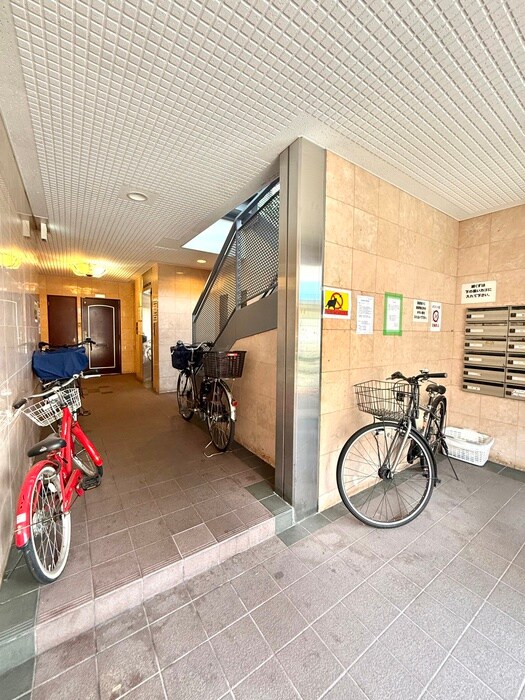 物件外観写真5　(エントランス部分)