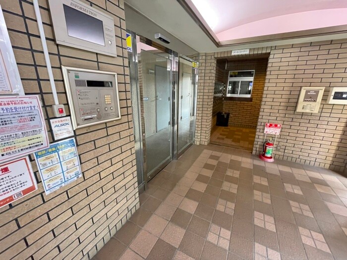 物件外観写真3　(エントランス部分)