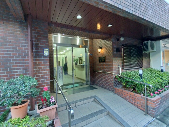 物件外観写真2　(エントランス部分)