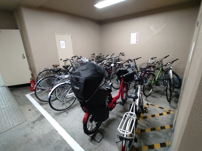 物件外観写真4　(駐輪場)