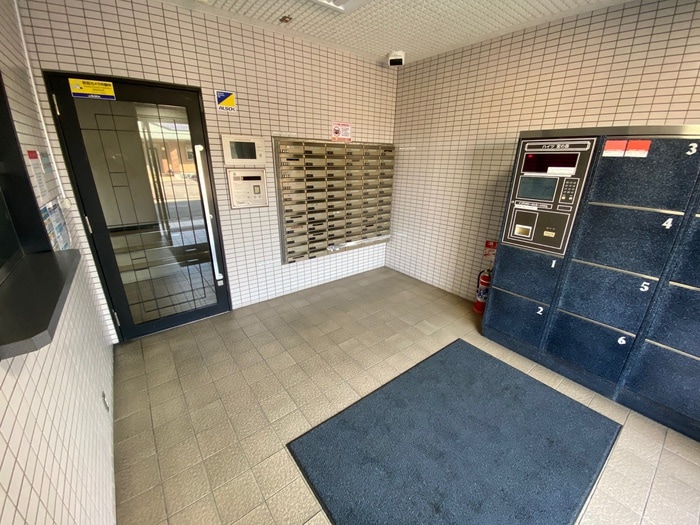 物件外観写真2　(エントランス部分)