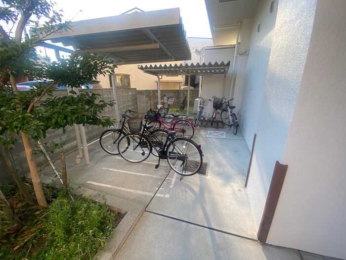 物件外観写真4　(駐輪場)