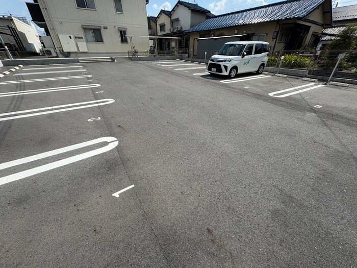 物件外観写真2　(駐車場)
