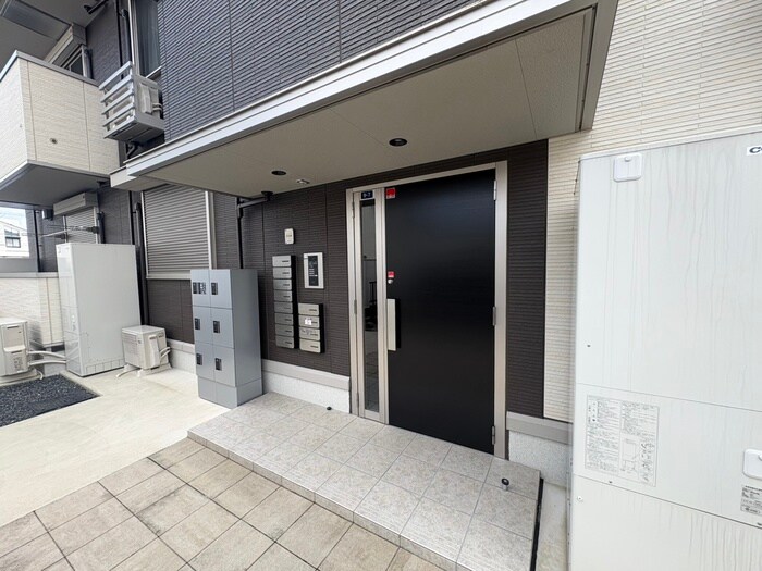 物件外観写真6　(エントランス部分)