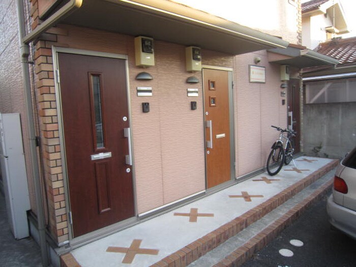 物件外観写真4　(エントランス部分)
