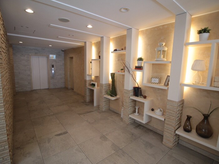 物件外観写真2　(エントランス部分)