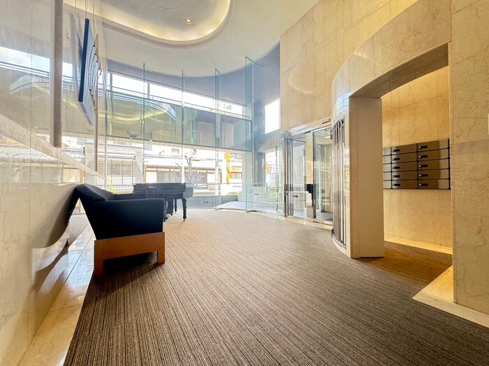 物件外観写真2　(エントランス部分)