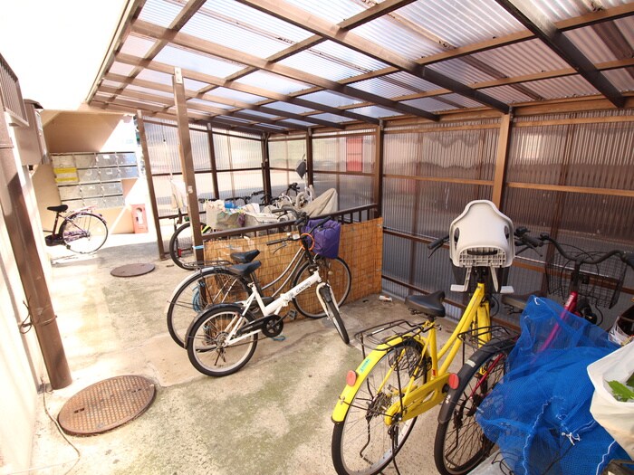 物件外観写真4　(駐輪場)