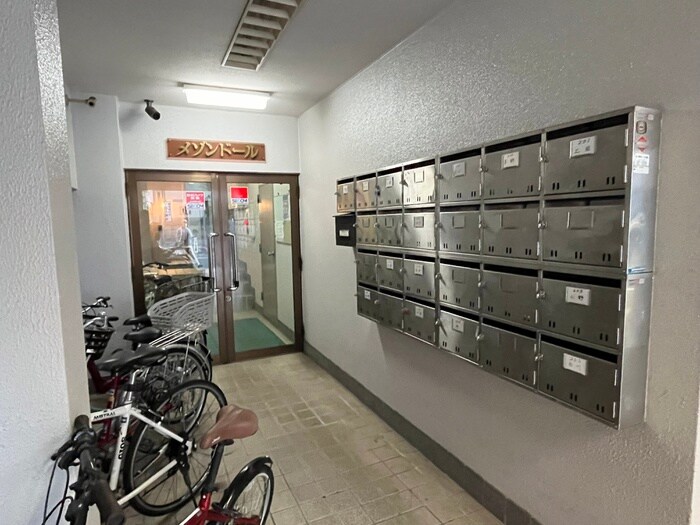 物件外観写真2　(エントランス部分)