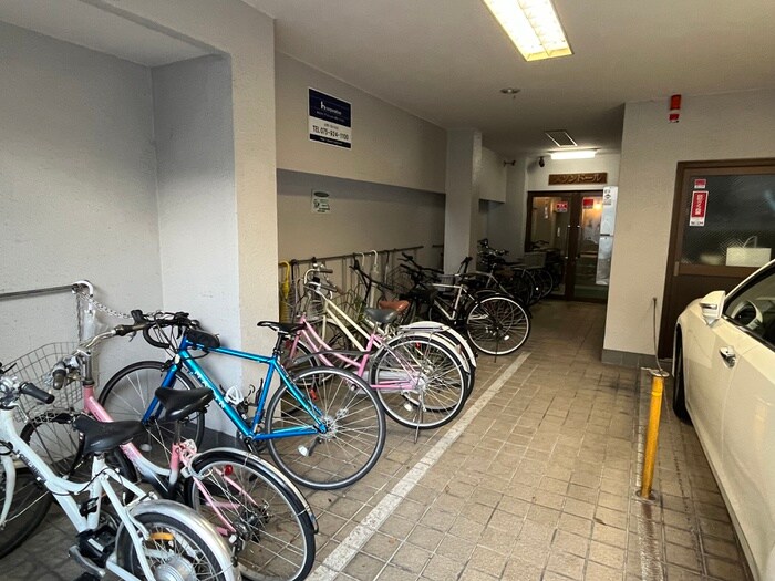 物件外観写真3　(駐輪場)