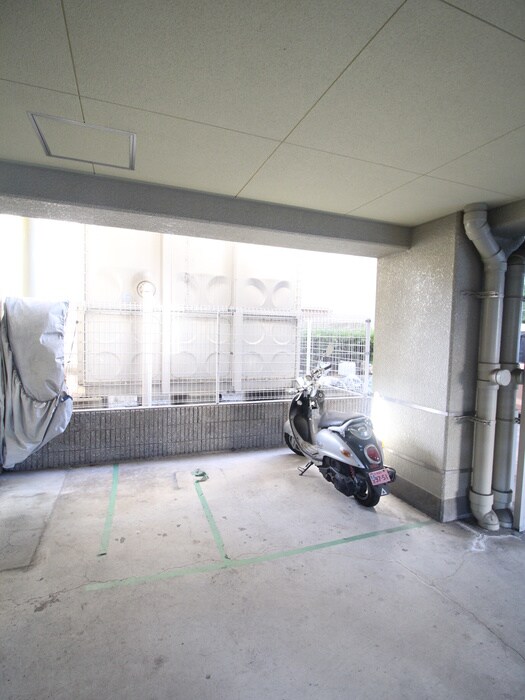 物件外観写真4　(バイク置き場)