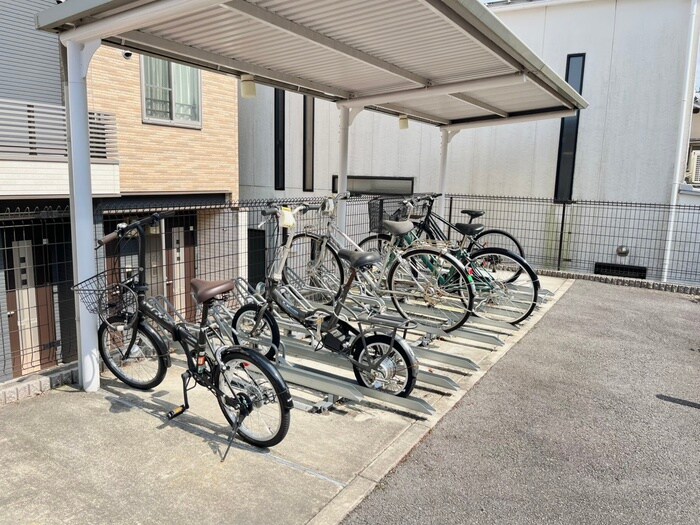 物件外観写真3　(駐輪場)