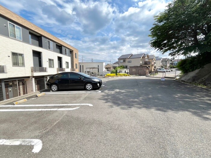 物件外観写真4　(駐車場)