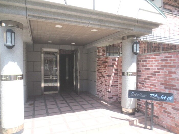 物件外観写真3　(エントランス部分)