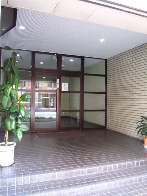 物件外観写真2　(エントランス部分)
