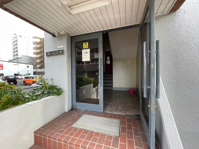 物件外観写真3　(エントランス部分)