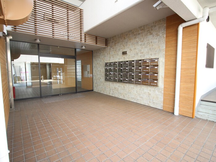 物件外観写真2　(エントランス部分)