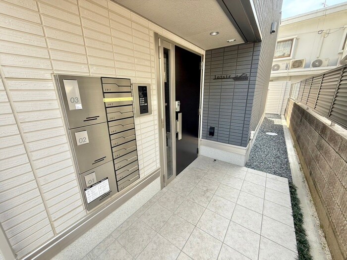 物件外観写真3　(エントランス部分)