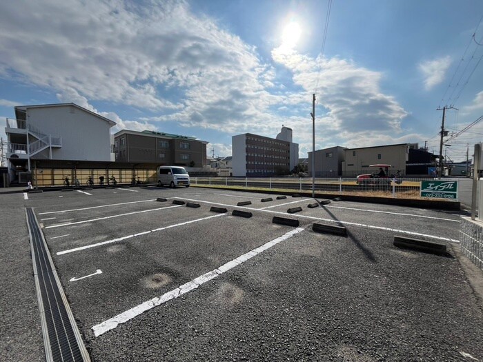物件外観写真2　(駐車場)