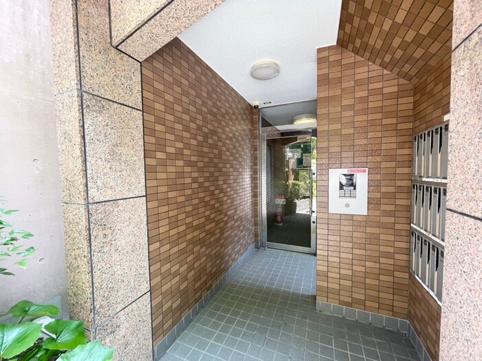 物件外観写真2　(エントランス部分)