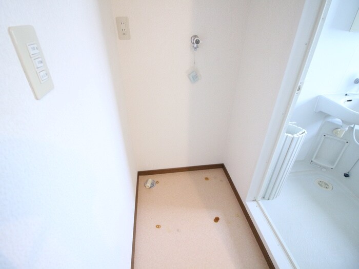 物件内観写真18　(洗濯機置場)