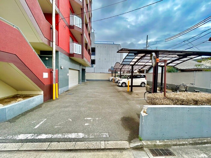 物件外観写真5　(駐車場)