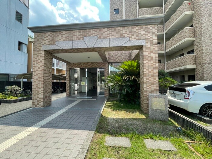 物件外観写真2　(エントランス部分)