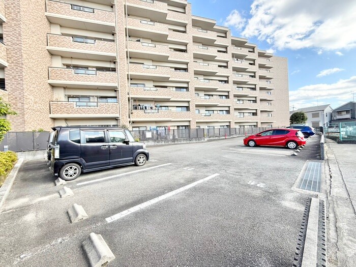 物件外観写真2　(駐車場)