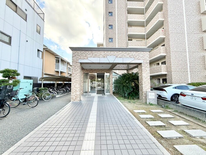 物件外観写真4　(エントランス部分)