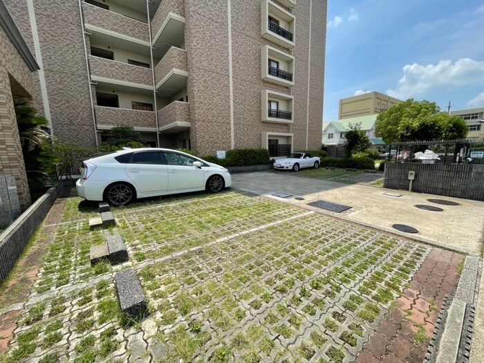 物件外観写真5　(駐車場)