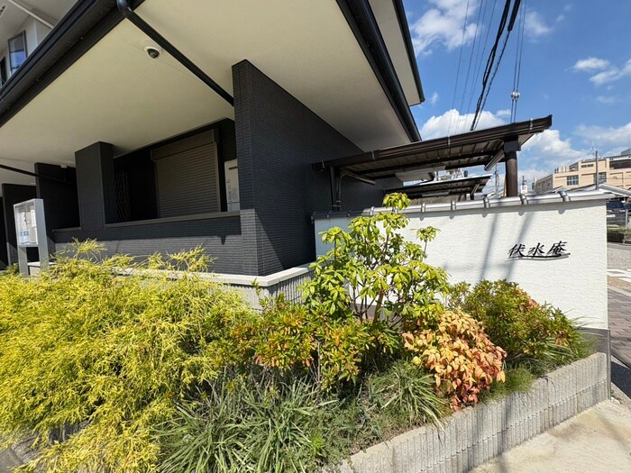 物件外観写真3　(エントランス部分)