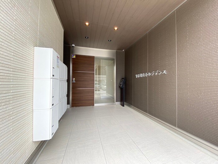 物件外観写真2　(エントランス部分)