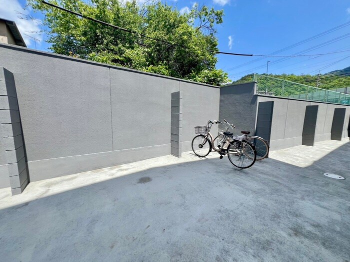 物件外観写真3　(駐輪場)