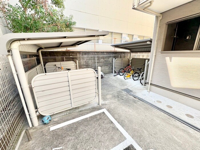 物件外観写真4　(駐輪場)