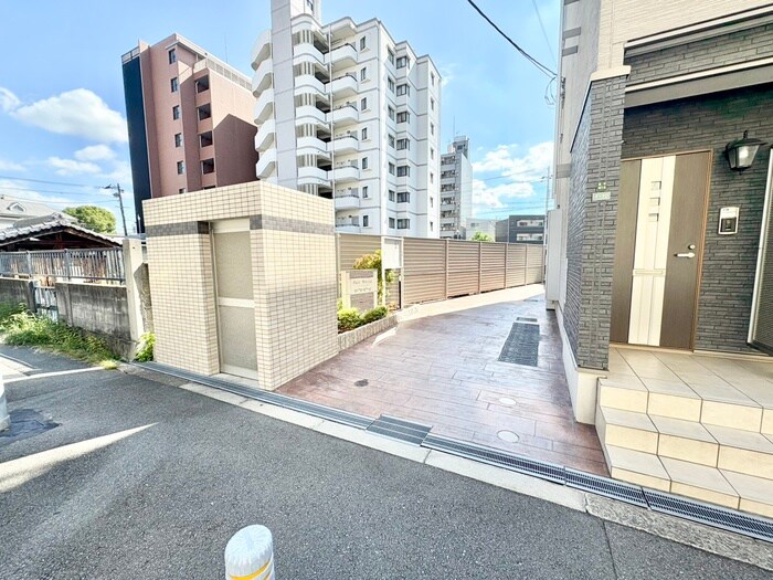 物件外観写真5　(エントランス部分)